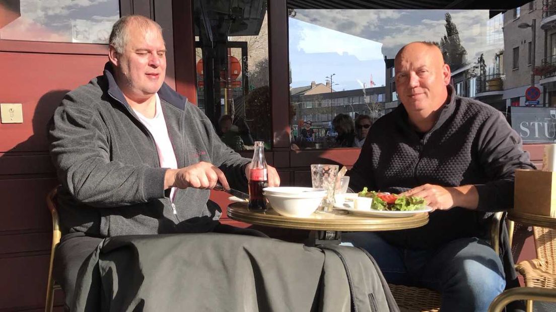Joop Fiege (rechts) en collega Martin Vlijm delen een omeletje (Rechten: RTV Drenthe/Stijn Steenhuis)