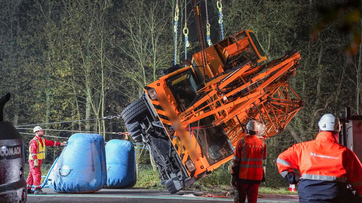 Gekantelde kraanwagen N34 staat weer op wielen, maar weg blijft tot diep in de nacht dicht