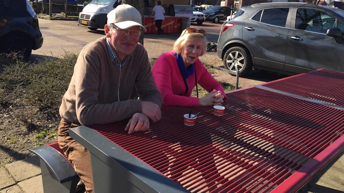 Een echtpaar uit Enschede geniet van een ijsje in De Lutte