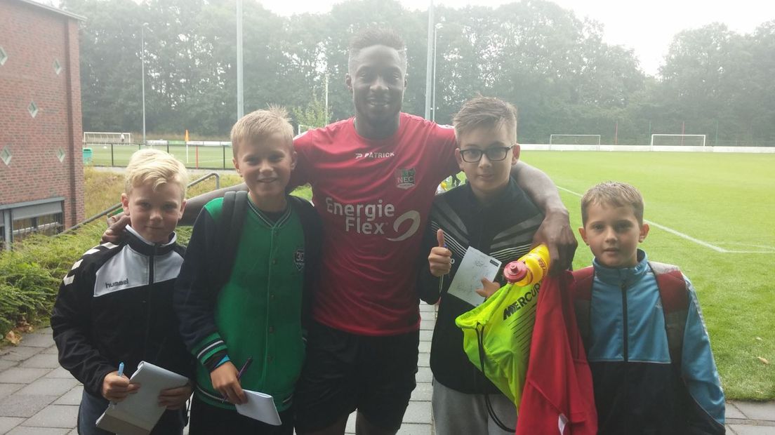 Kevin Mayi poseert met jeugdige fans van NEC