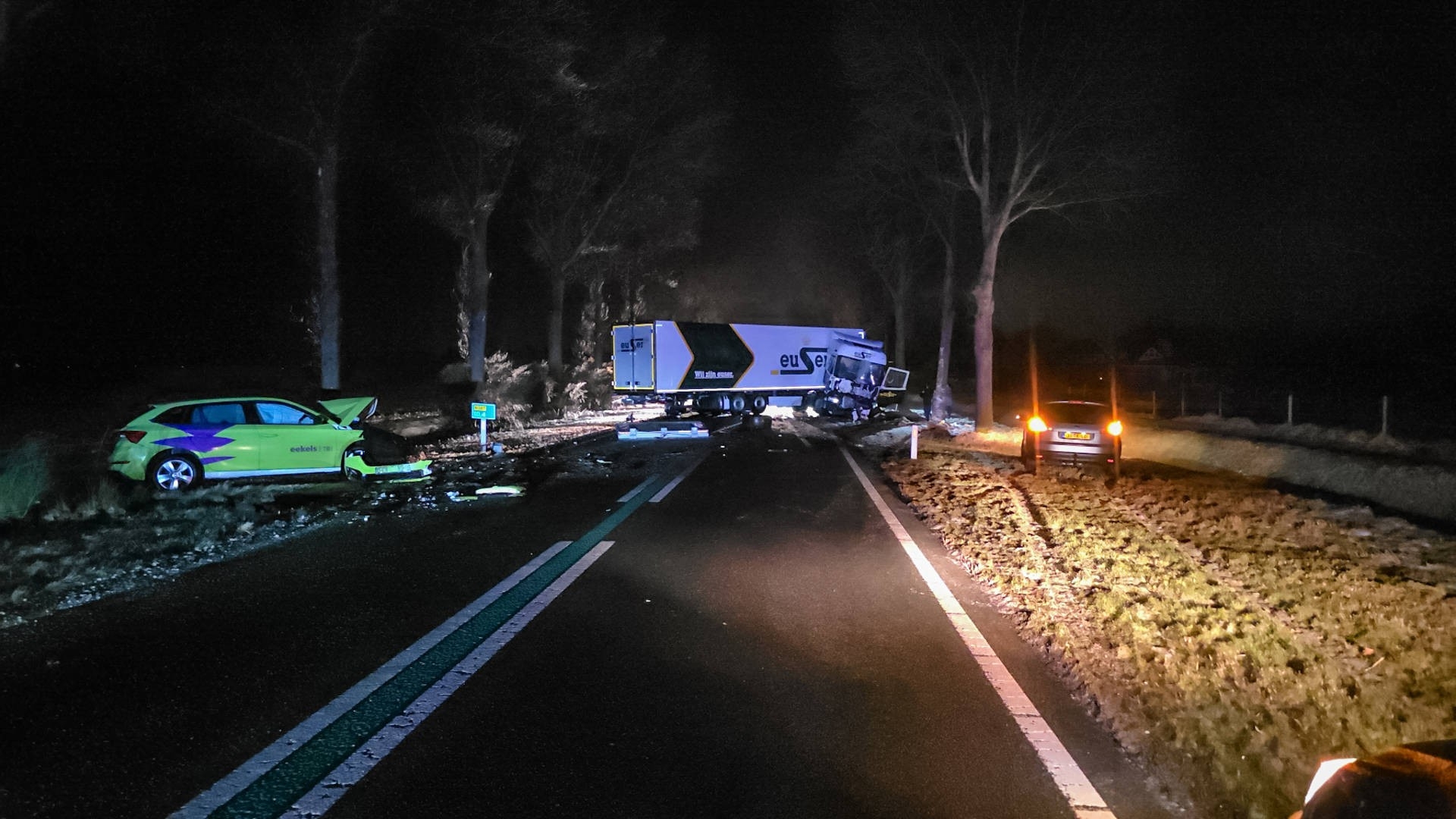 Ongeluk met vrachtwagen en auto bij Hellum.