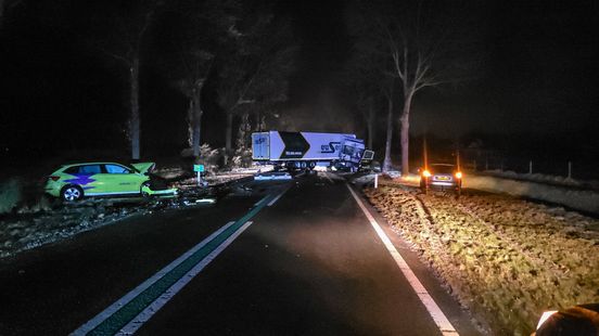 Ongeluk met vrachtwagen en auto bij Hellum. Ongeluk met vrachtwagen en auto bij Hellum.