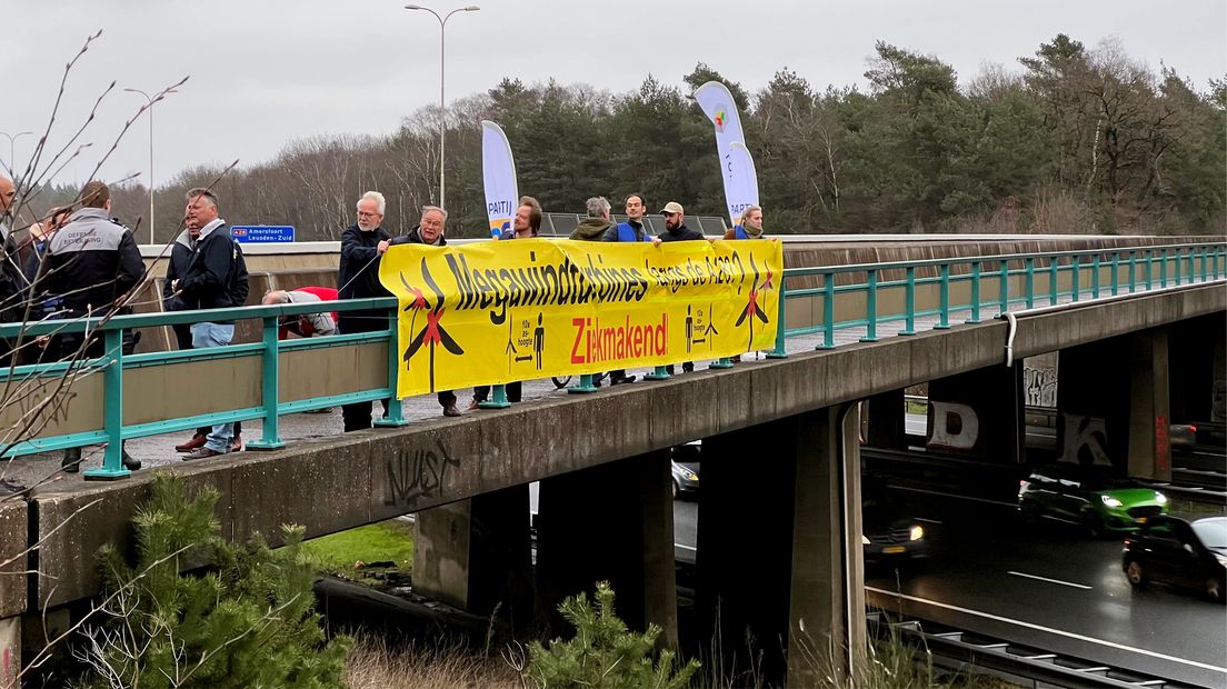 Protest tegen mogelijke windmolens langs de A28 bij Soesterberg in maart 2023.