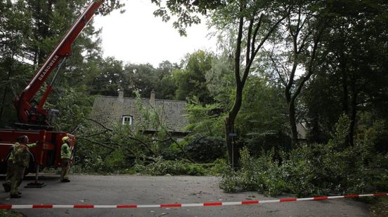 Grote tak door storm bijna op huis