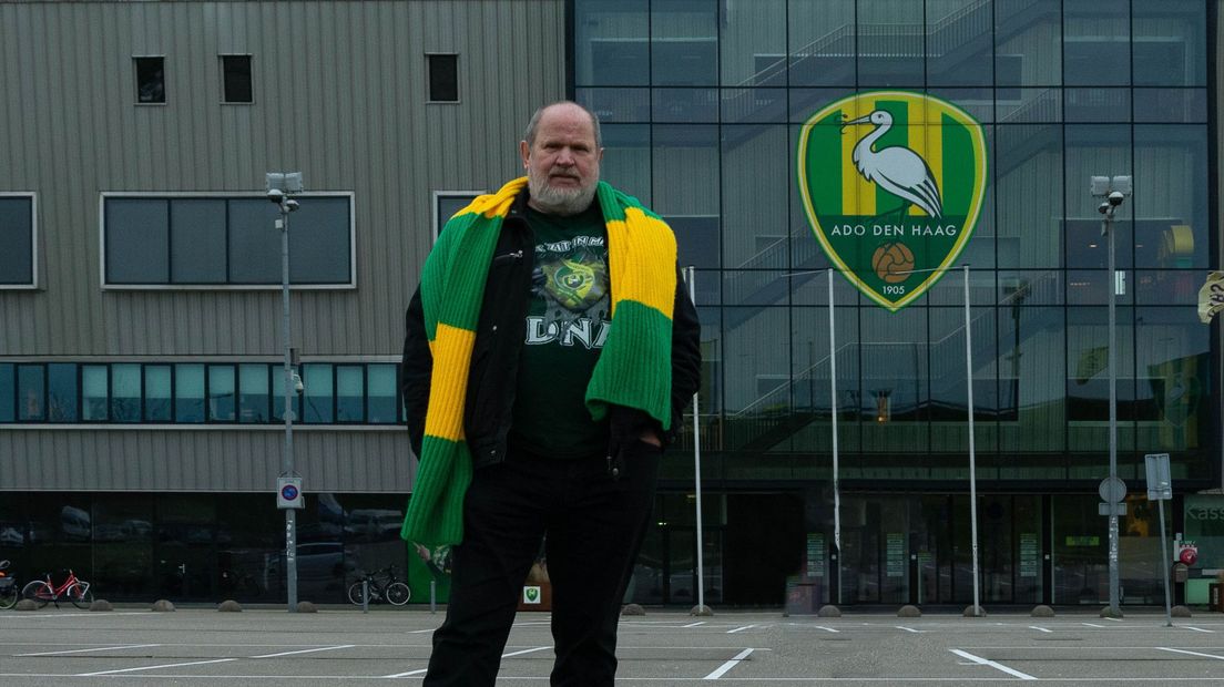 Maron Pots voor het stadion van ADO Den Haag