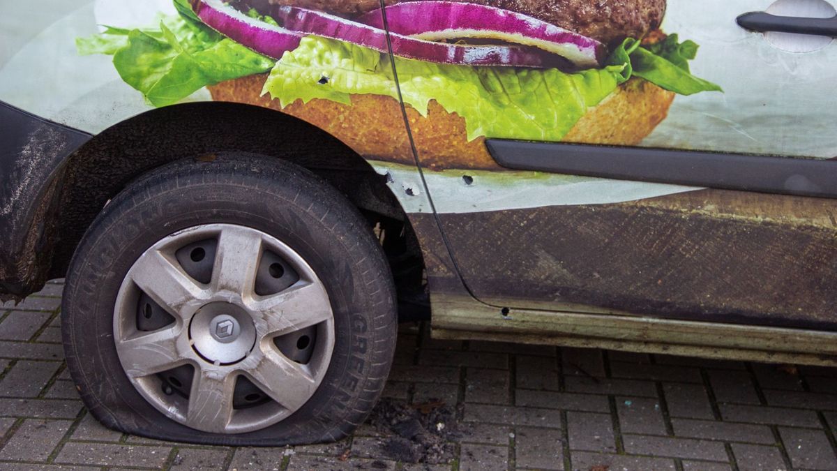 Bezorgauto in Emmen beschoten