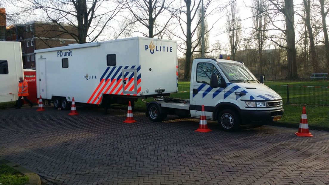 Het lichaam dat woensdag gevonden werd bij een speeltuin in de Engelenburgstraat in Arnhem, is dat van een vrouw van 68 jaar uit die stad. De omgeving bij de speeltuin is afgezet met hekken, als vervanging voor het rood-witte politielint. De recherche doet onderzoek.