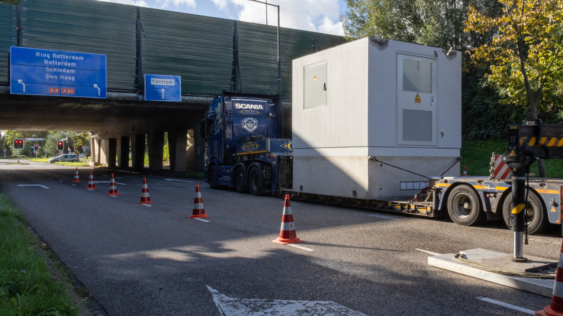 Op de vrachtwagen stond een elektriciteitshuisje.