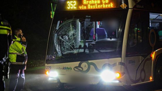 Jonge fietser ernstig gewond na aanrijding met lijnbus. Jonge fietser ernstig gewond na aanrijding met lijnbus.