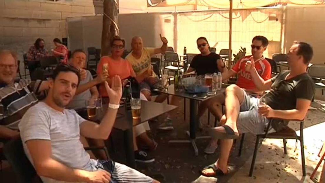 Supporters op het terras in Malta.