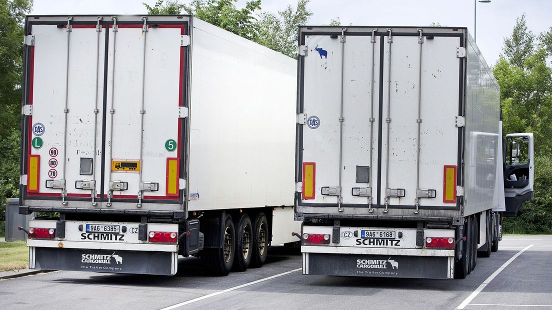 Vrachtwagens op een parkeerplaats