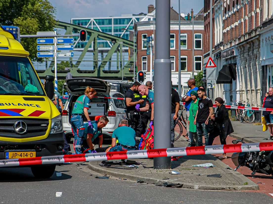 Her en der liggen onderdelen van de motor op straat