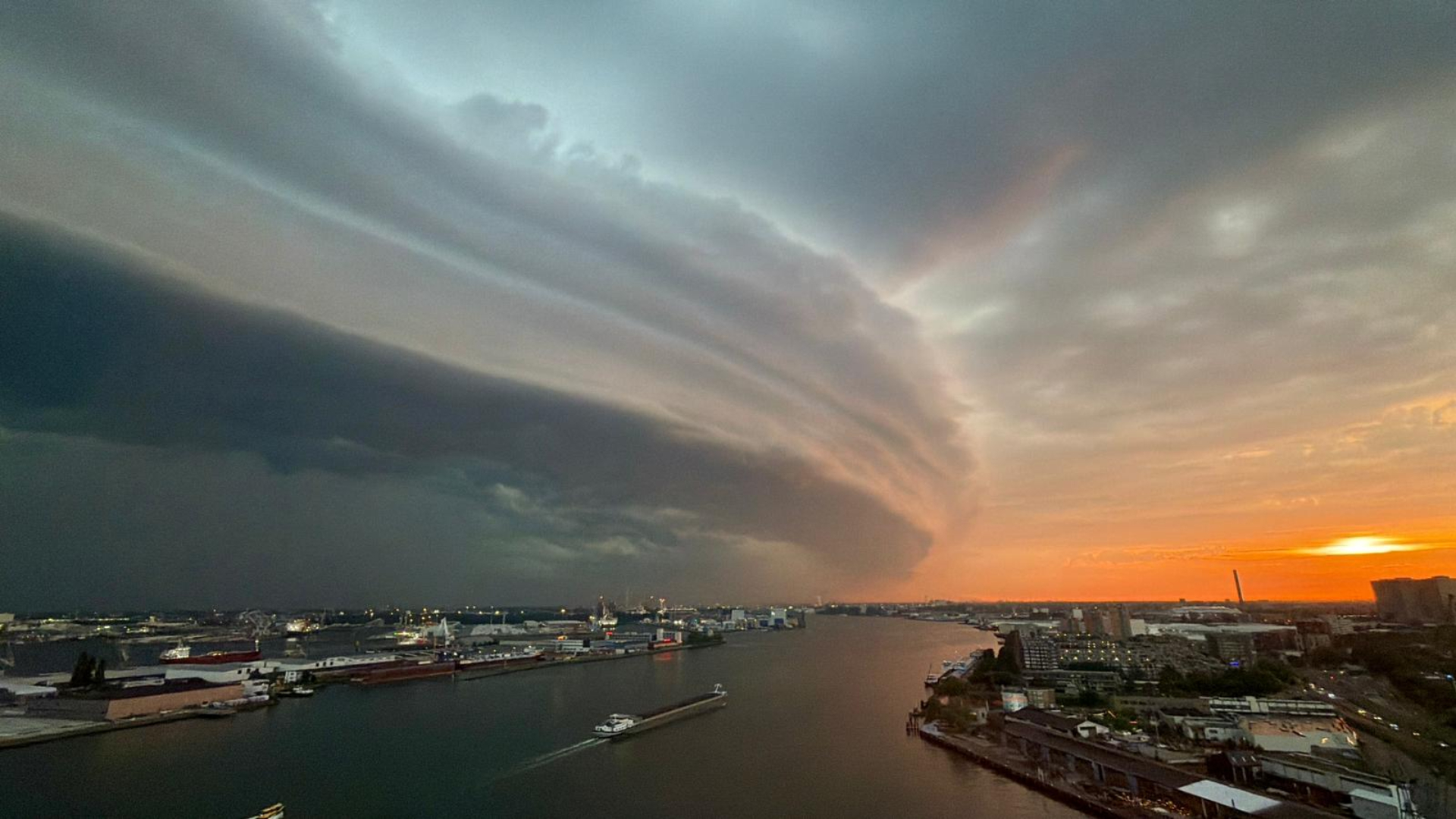 Indrukwekkende rolwolk boven Rotterdam