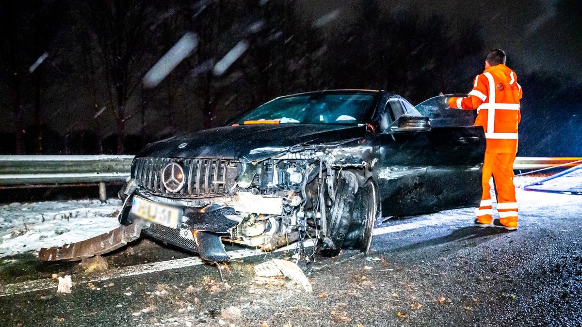 Drankrijder klapt op A7 bij Drachtstercompagnie tegen vangrail | Code geel door gladheid