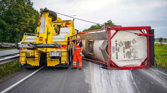 Pleijroute urenlang dicht na ongeluk met vrachtwagen. Pleijroute urenlang dicht na ongeluk met vrachtwagen.