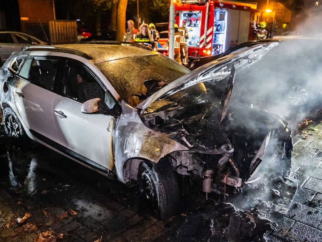 De auto brandde aan zowel de voor- als achterzijde.