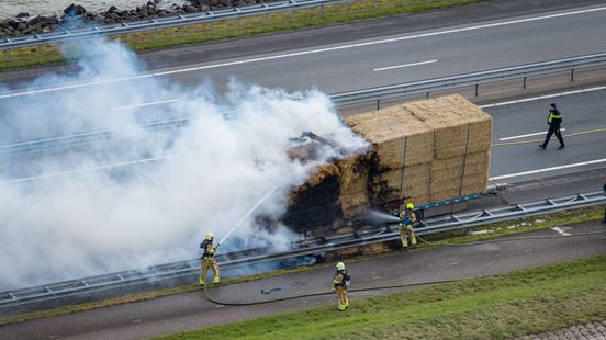 Afsluitdijk in beide richtingen weer vrij na blokkade door brandende wagen met pakken stro Nieuws