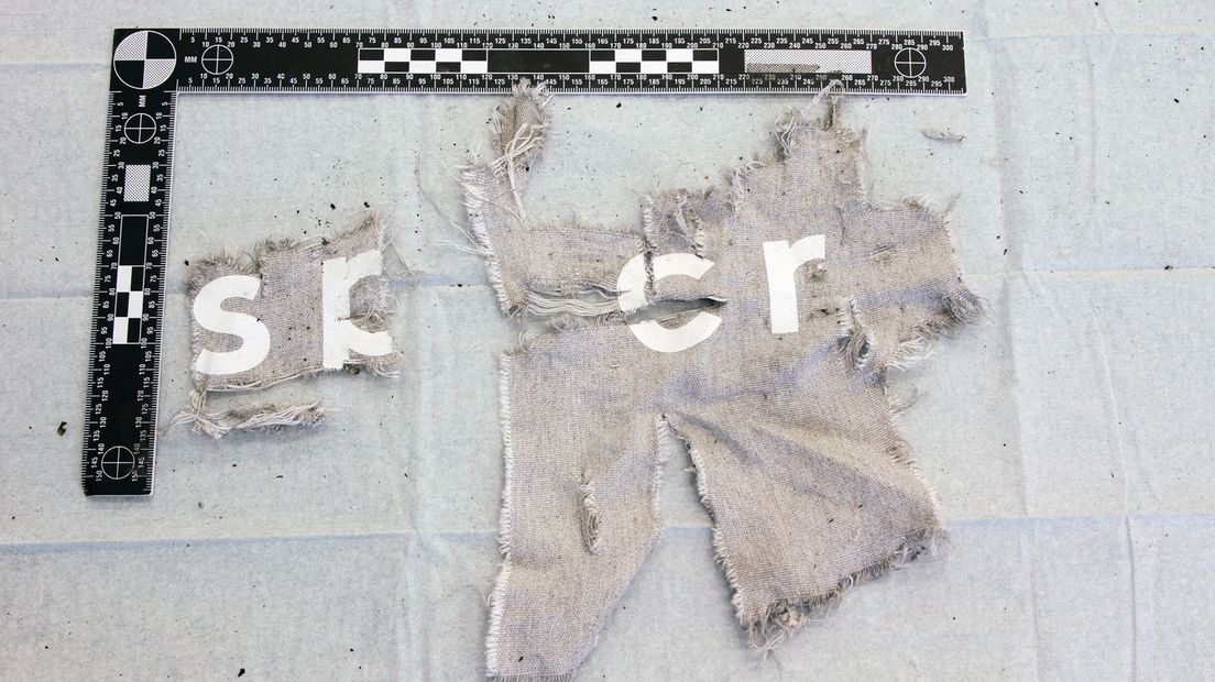Dit stukje stof van een tasje van Crisp zat in de Albert Heijntas van de verdachte.