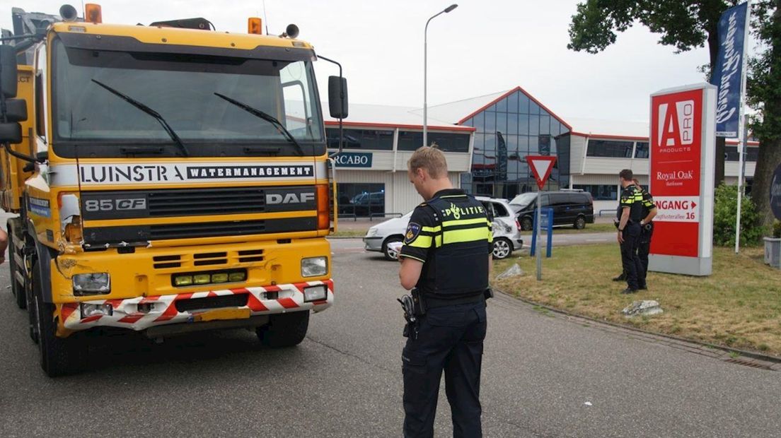 Auto en vrachtwagen botsen in Nieuwleusen