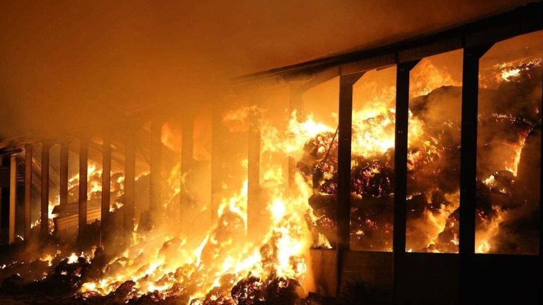 Een uitslaande brand heeft in de nacht van dinsdag op woensdag in Brakel (gemeente Zaltbommel) een grote hooischuur verwoest.