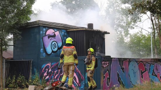 Brand nabij schietvereniging: brandweer moet hek over en gebouw openbreken