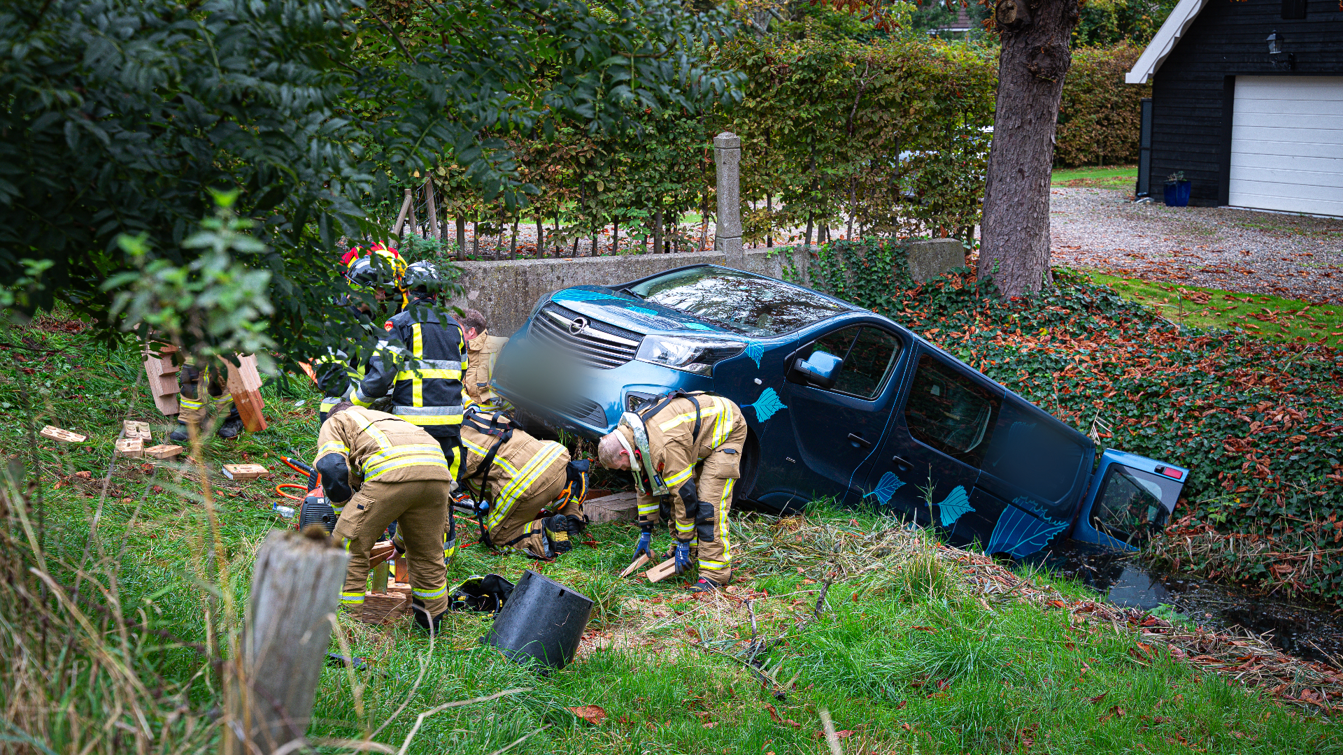 Het slachtoffer kwam onder het busje terecht en overleed.