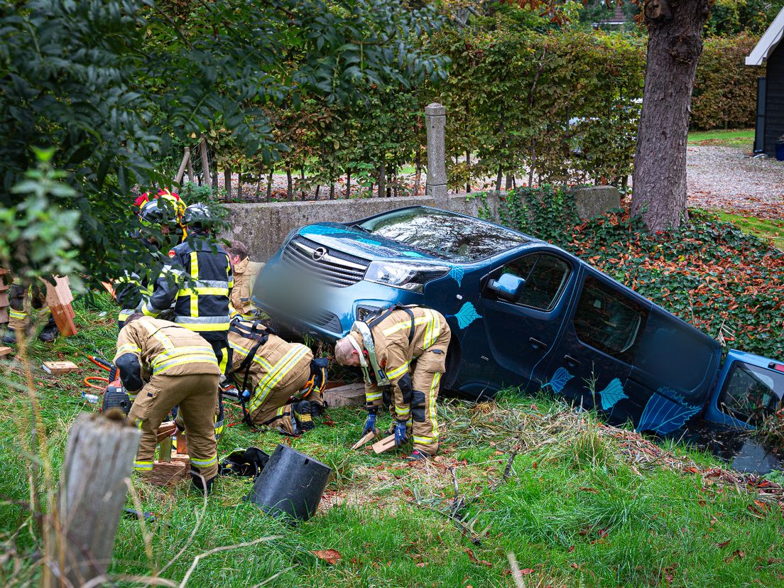 Het slachtoffer kwam onder het busje terecht en overleed.