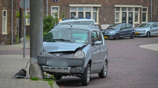 Fietser gewond na aanrijding • brommobiel botst tegen trolleymast. Fietser gewond na aanrijding • brommobiel botst tegen trolleymast.