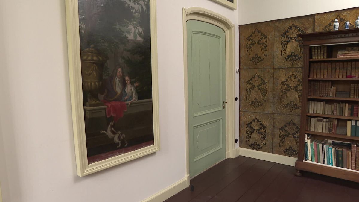 Driehonderd jaar oud behang bij landgoed Oldengaerde in Dwingeloo gerestaureerd