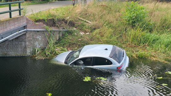 Automobilist schiet uit bocht en eindigt in beek