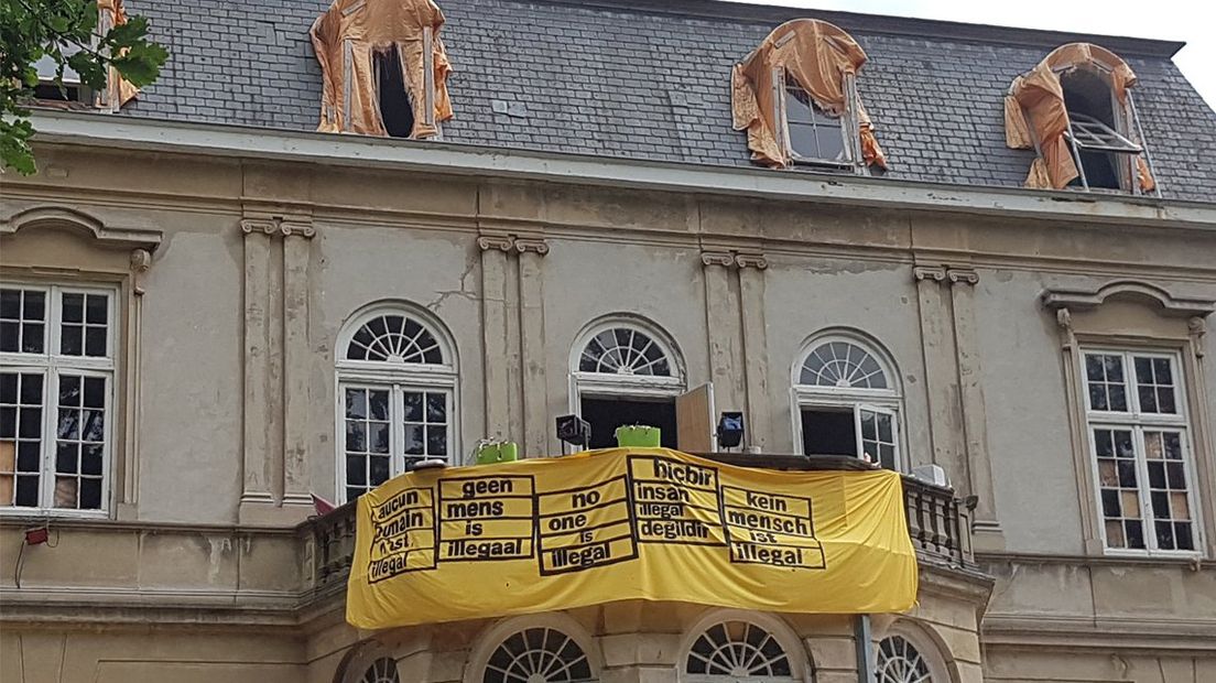 Spandoek aan het balkon van Huize Ivicke