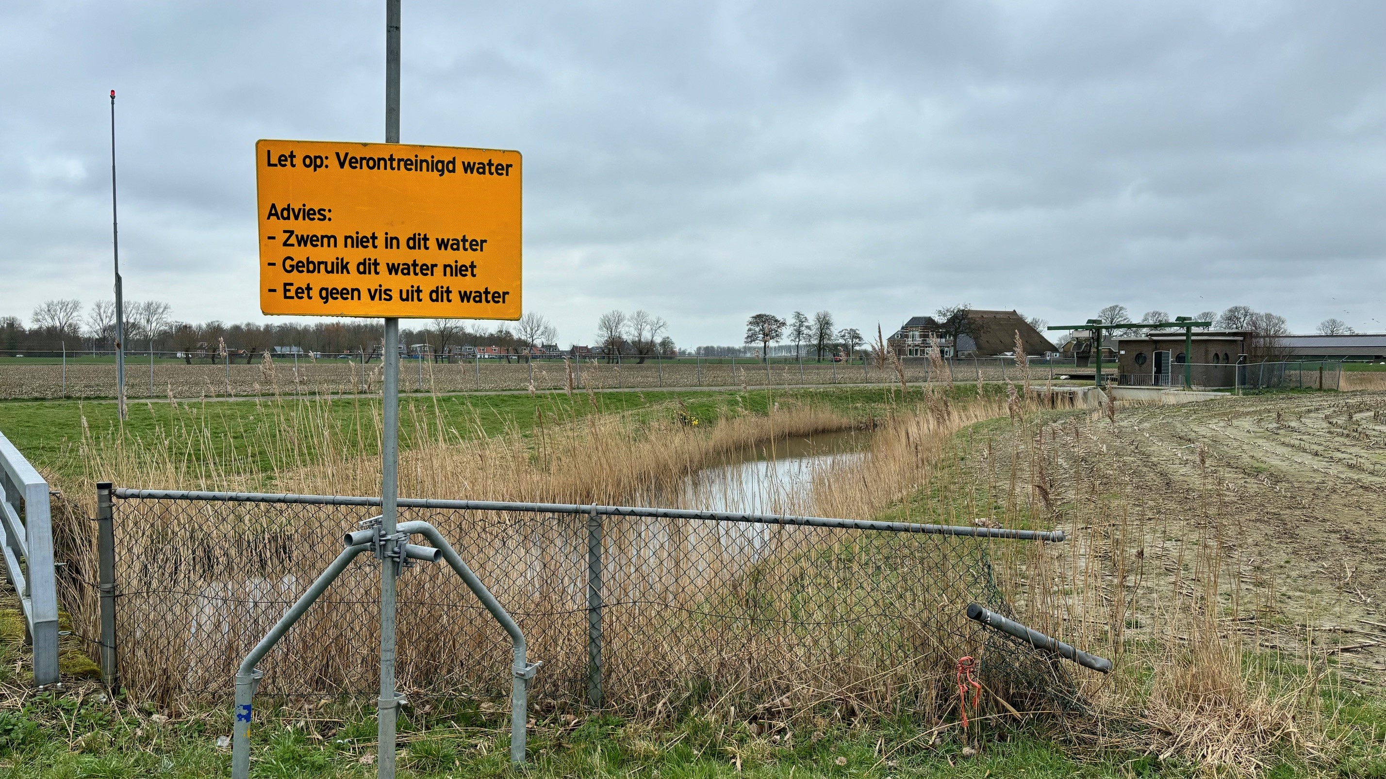 Een waarschuwingsbord bij de Jelsumer Feart