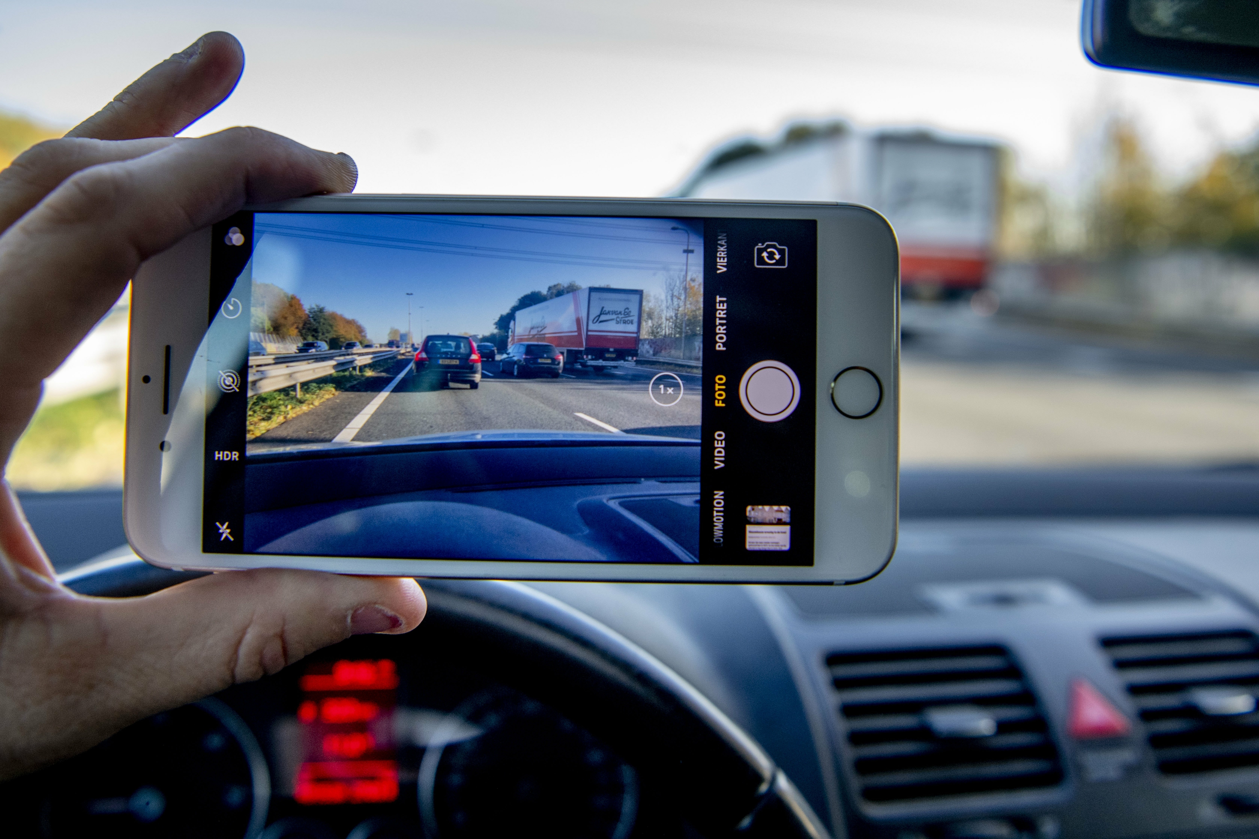 Mag je een ongeluk filmen als je er langs rijdt?