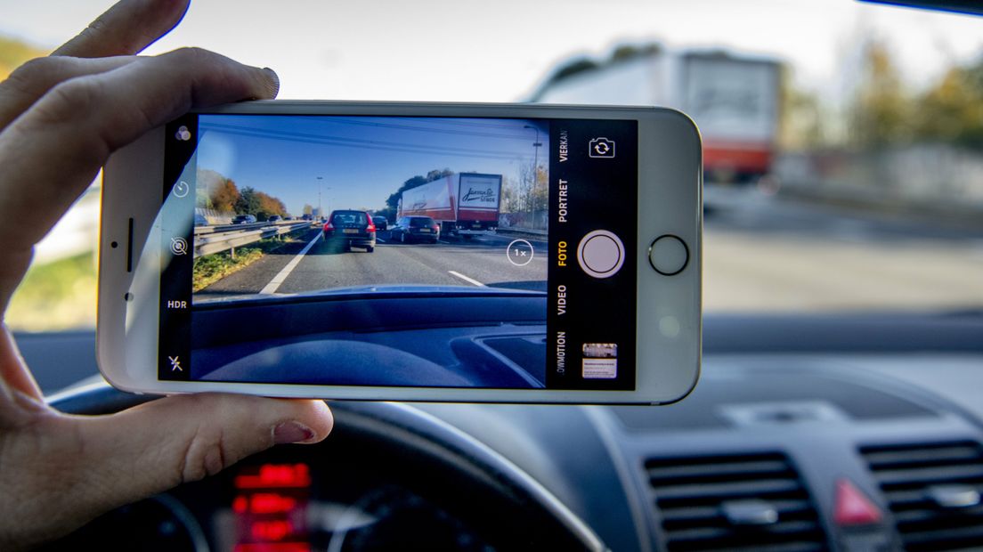Mag je een ongeluk filmen als je er langs rijdt?