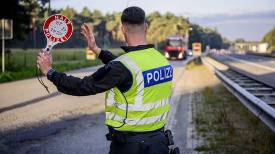 Auto in berm na botsing • aanhoudingen bij grens. Auto in berm na botsing • aanhoudingen bij grens.