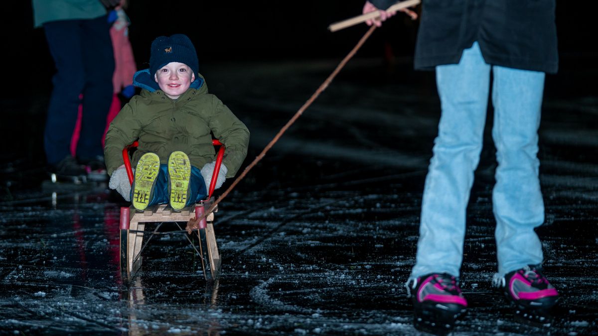 Schaatsplezier in Drenthe: overdag, maar ook in de avonduren