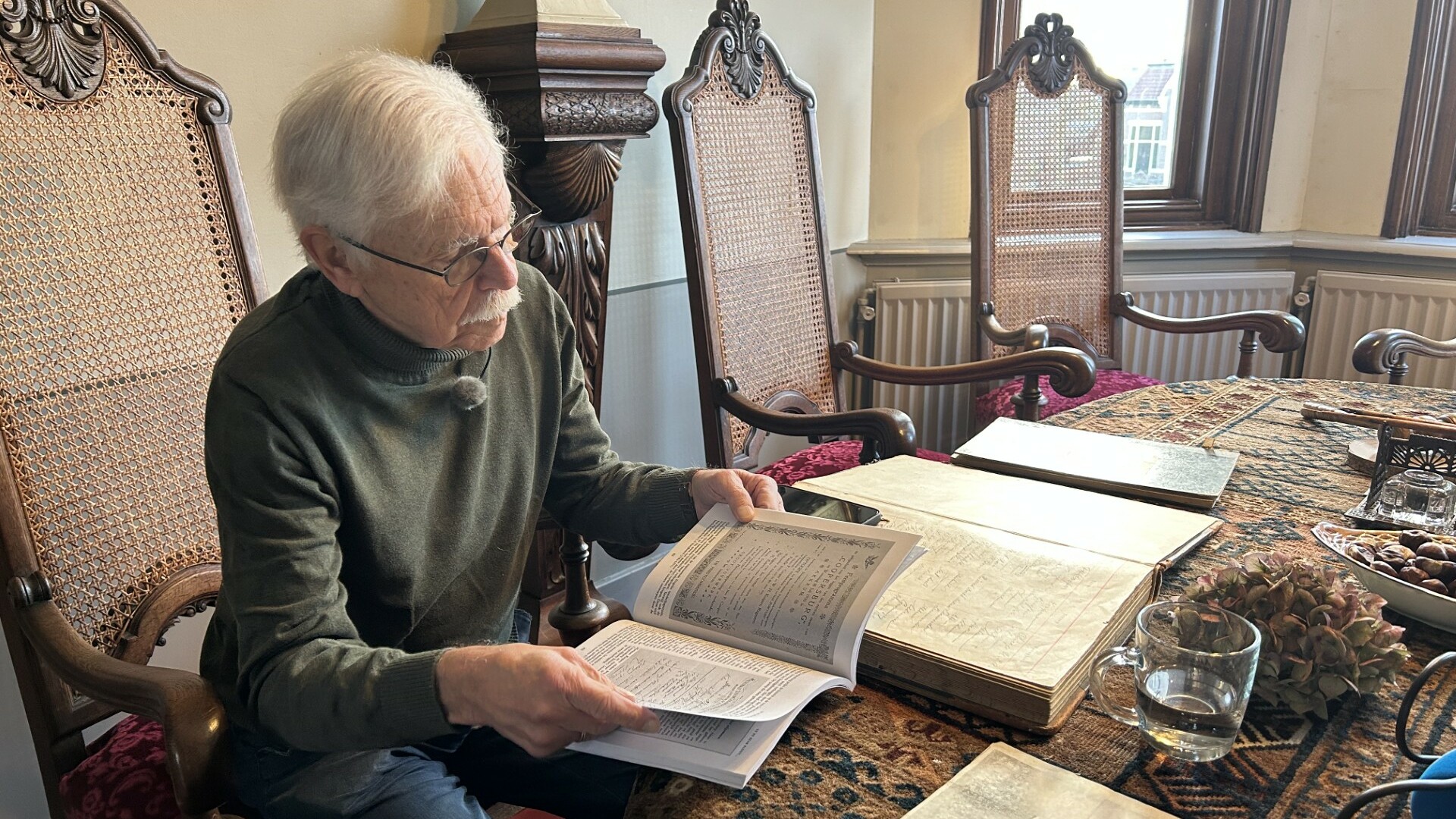 Bestuurslid Anne Dijkstra met onder andere het gastenboek uit 1901