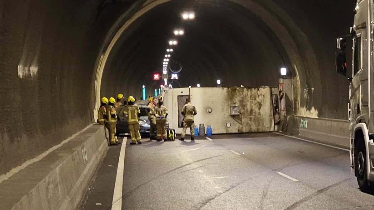 Westerscheldetunnel weer volledig open na flinke ravage door geschaarde caravan
