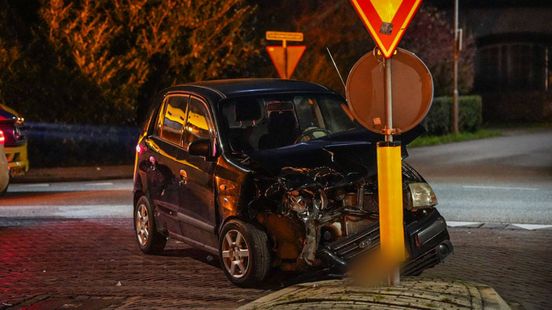 Botsing twee auto's, bestuurder verdacht van rijden onder invloed