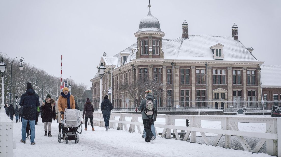 Wandelaars bij de Munt in Utrecht.