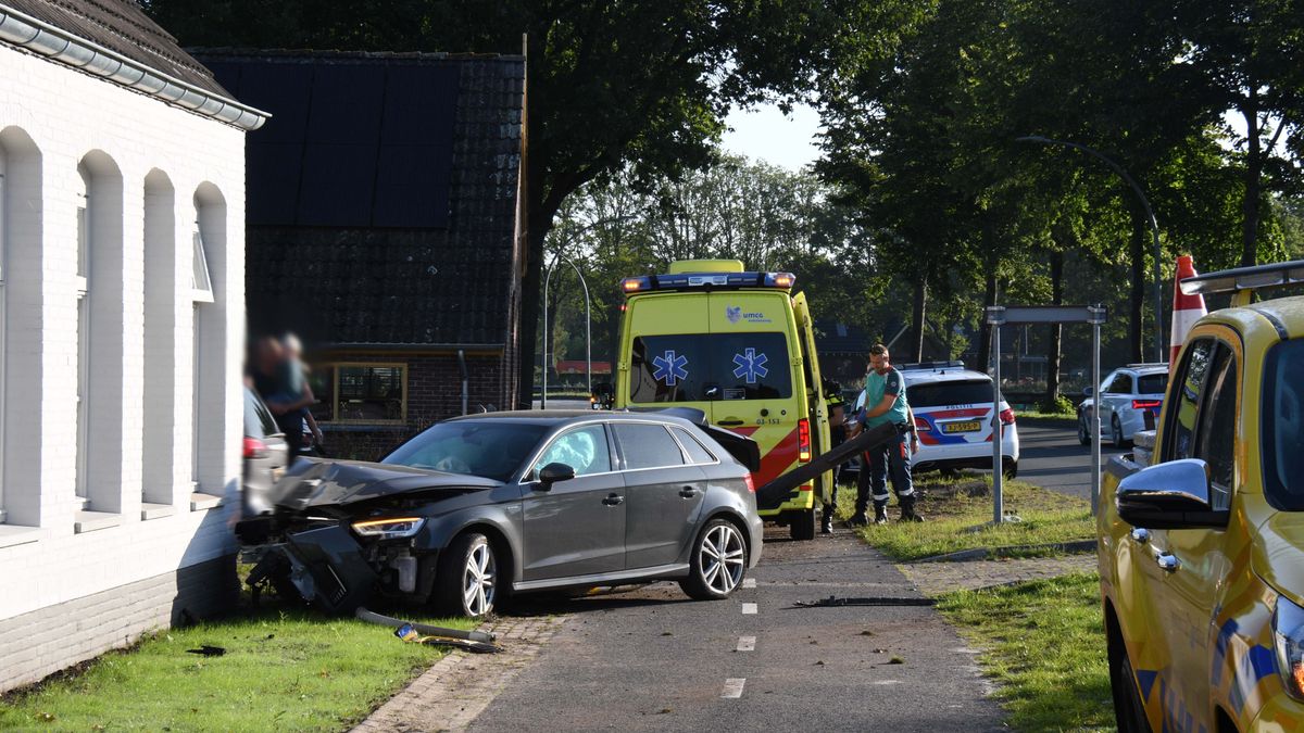 Auto botst op woning bij Geeuwenbrug