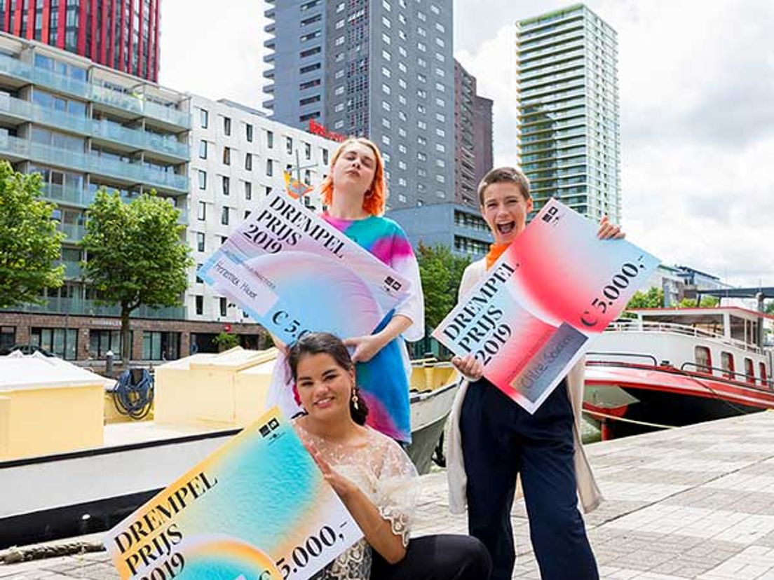 De drie winnaars met hun prijs. Fotografie: Emma Wackers.