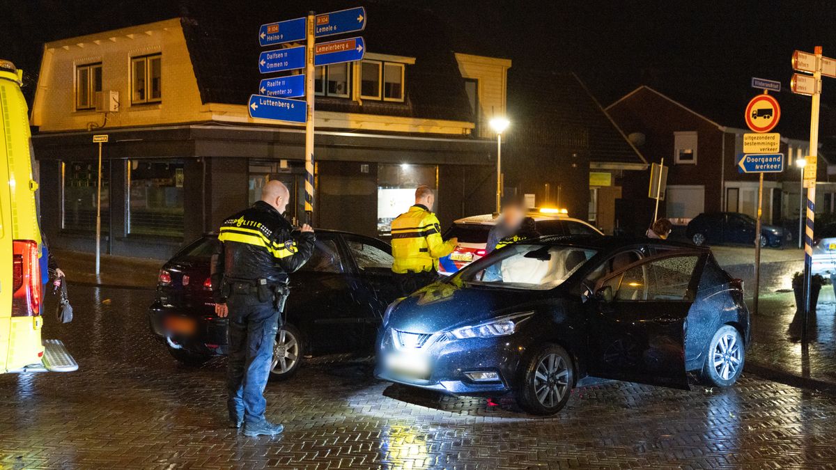 Bestuurder gewond bij botsing in Lemelerveld