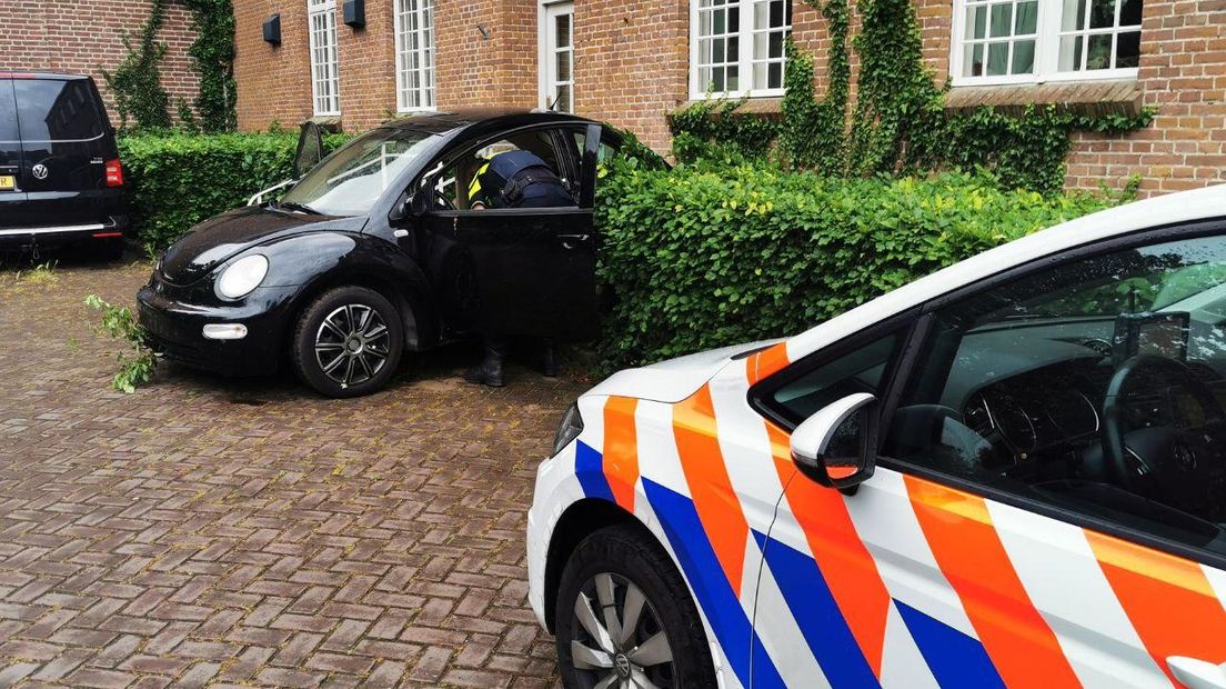 De jongens lieten de auto achter nadat ze gevel raakten.