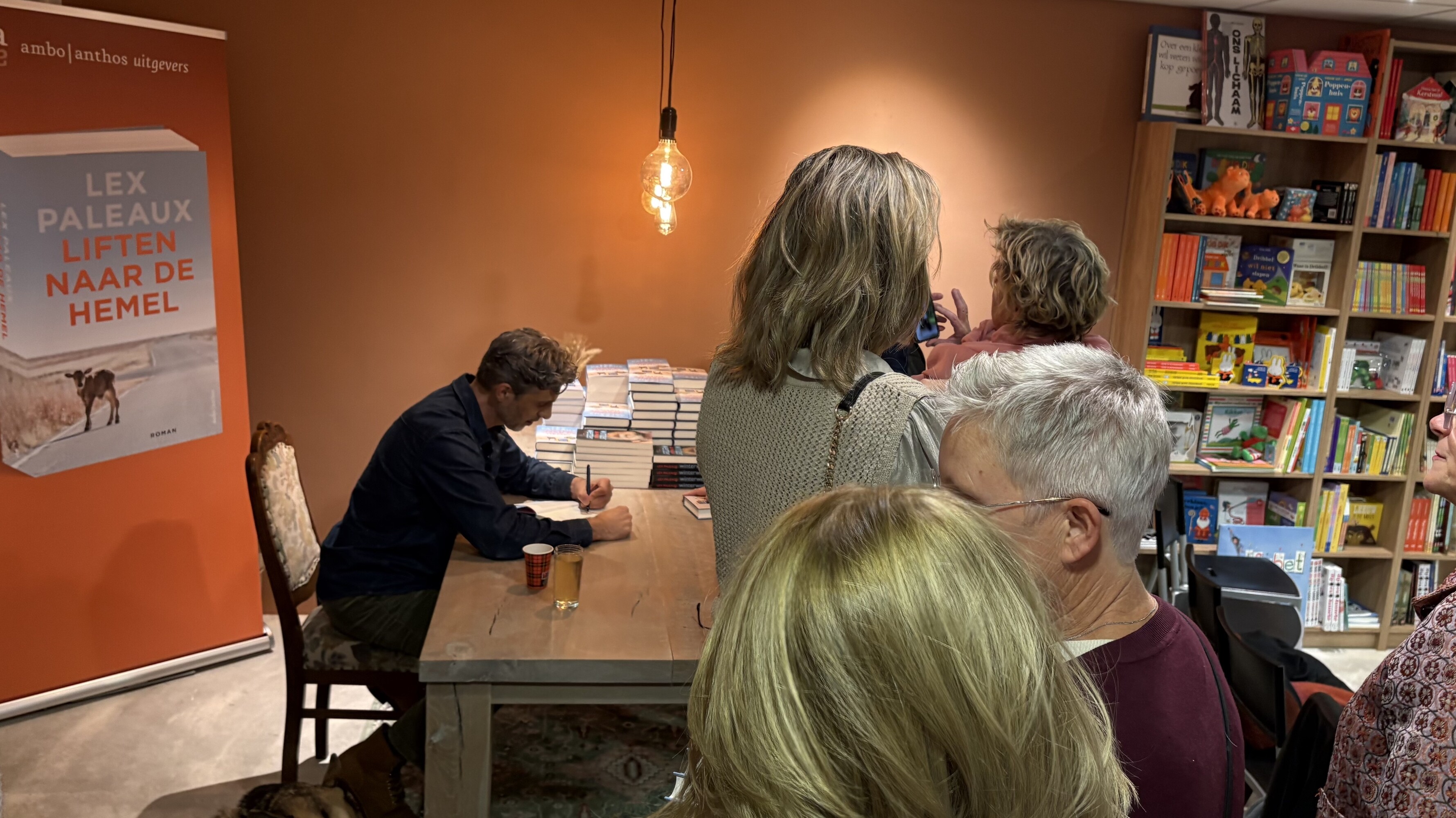 Lêzers wachtsje op in sinjearre boek fan Lex Paleaux