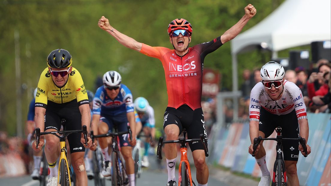 Tom Pidcock wint Amstel Gold Race na spannende finale