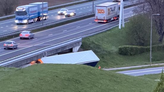 Weg naar A2 vanuit Beek afgesloten vanwege vastzittende vrachtwagen Nieuws