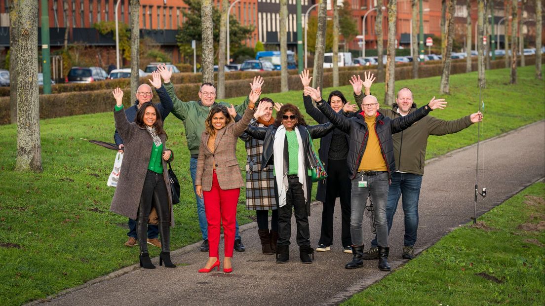 Wethouder Kavita Parbhudayal samen met bewoners en medewerkers van het stadsdeel in Leidschenveen-Ypenburg