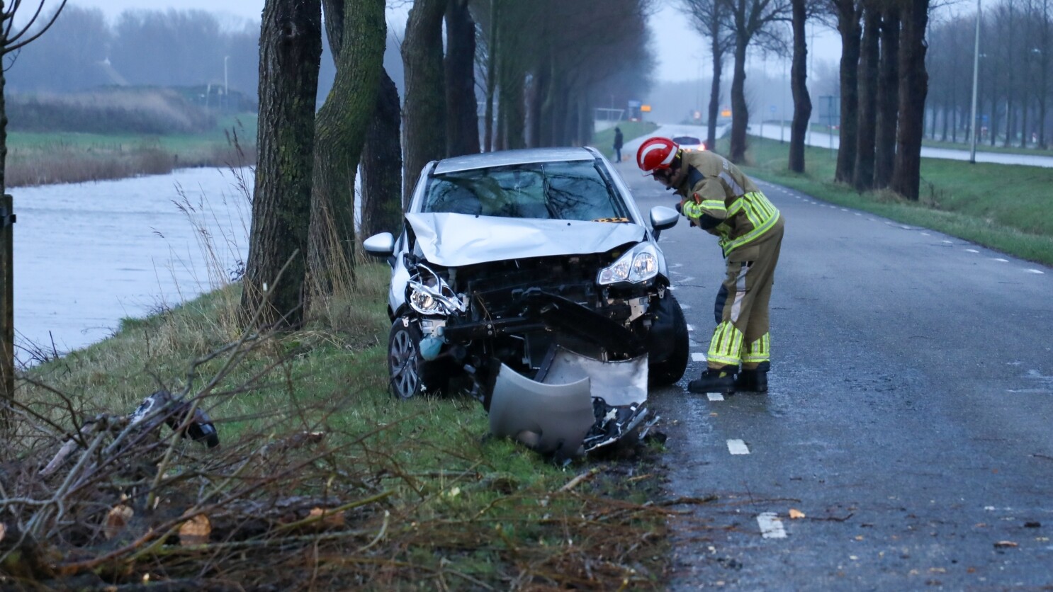 Auto rydt tsjin omwaaide beam yn Ljouwert