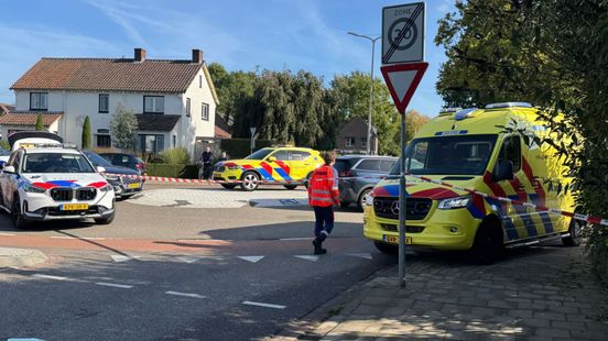 Kind gewond bij aanrijding met auto op rotonde in Weert: traumahelikopter ingezet Nieuws